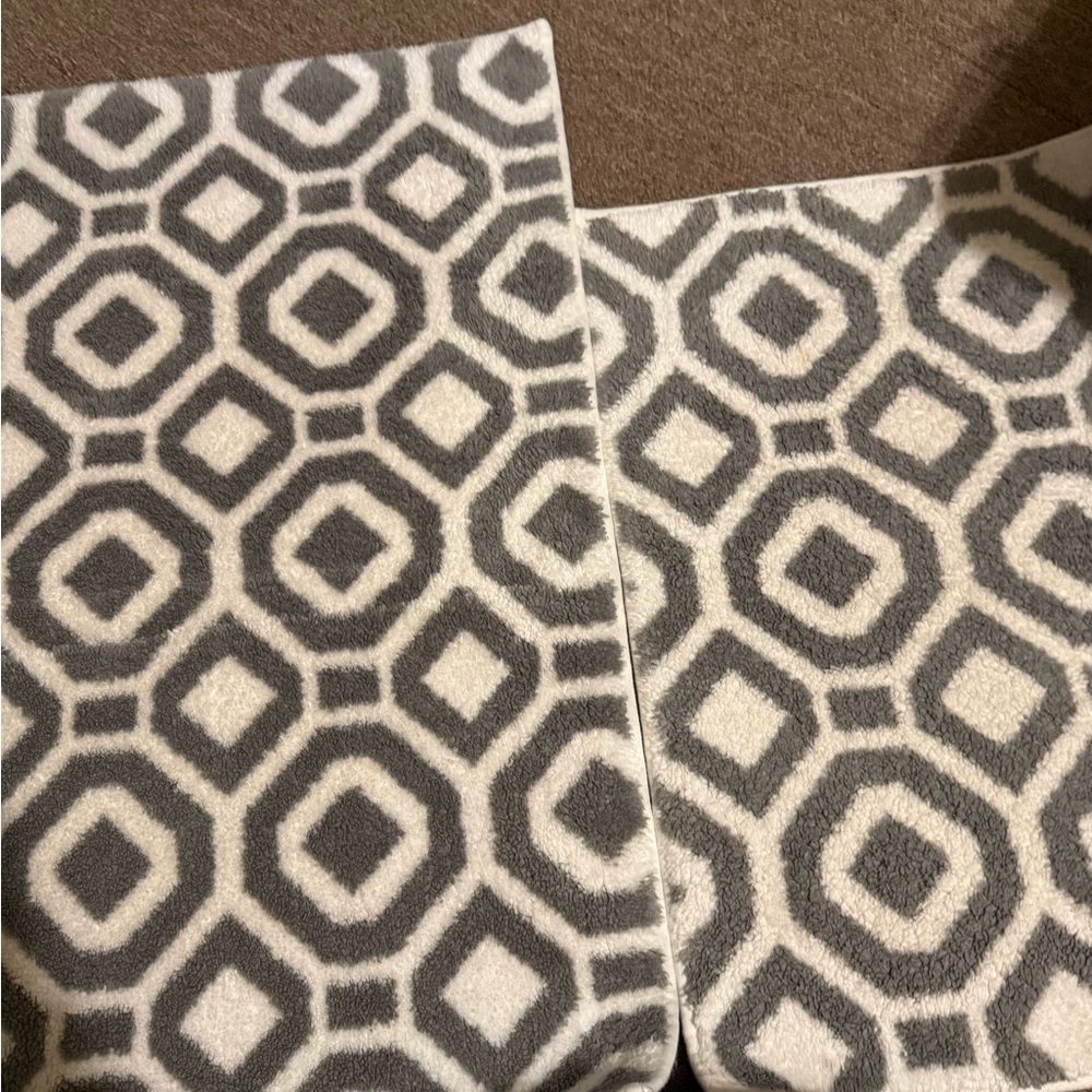 Target Gray and White Geometric Bath Mats